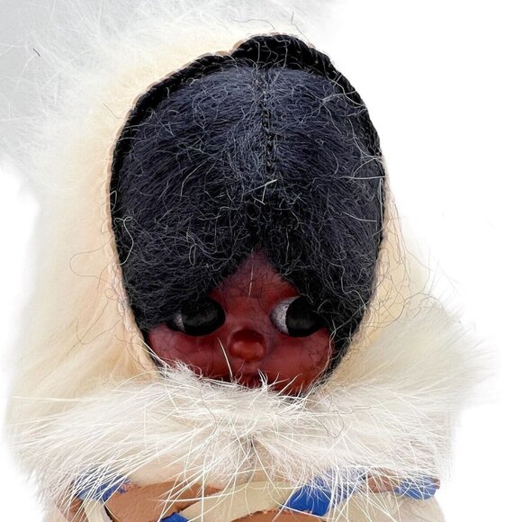 Vintage Carlson Inuit Eskimo Doll With Fur Parka On Heart Stand Sleepy Eye - Picture 2 of 8